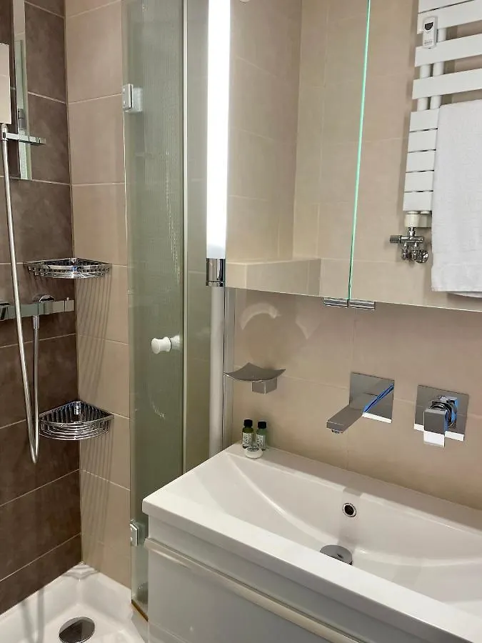 Chambre Idealement Situee A 50M De La Croisette Cannes Apartment